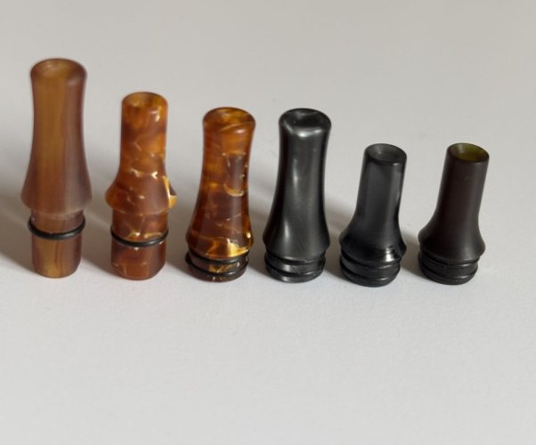 Drip Tip OFFICINE SVAPO - Farebná varianta: ADE X KIWI Ambra Special